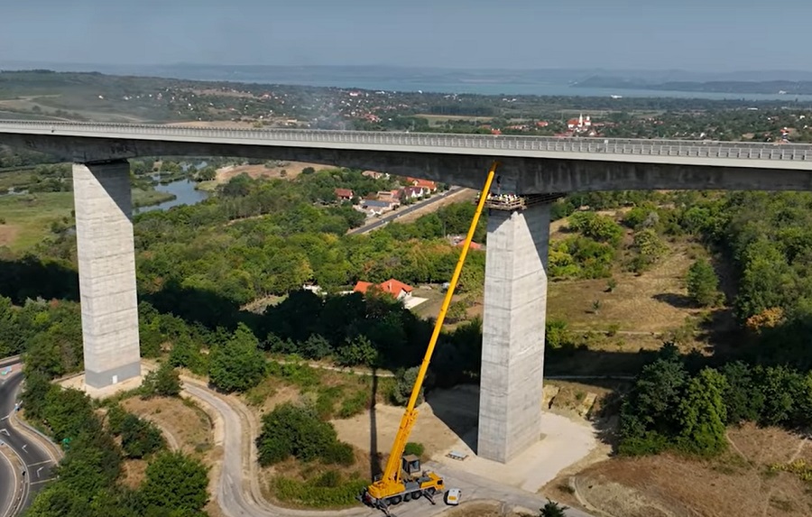 Brutális tonnákat mozgattak a Kőröshegyi völgyhídon