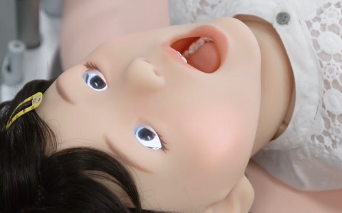 A japán fogászok robotgyereken is gyakorolnak