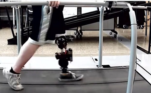 Megérkezett a természetesebb robot lábvezérlés