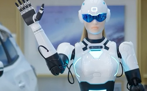 Meghökkentő videó - Autóértékesítő lett a kínai humanoid robot