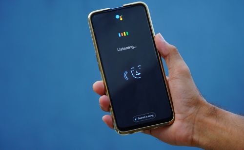 Megszületett a telefon, ami új szintre emeli az MI-t