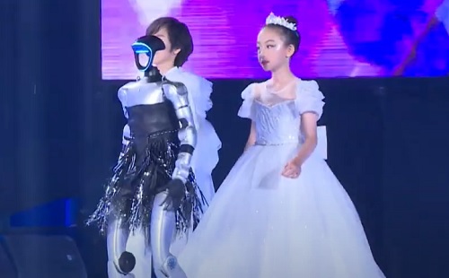 Videóval - Ez igen: intelligens robotmodellek jelentek meg Kínában a kifutón