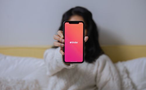 A Tinder a generatív mesterséges intelligenciával tanít meg flörtölni 