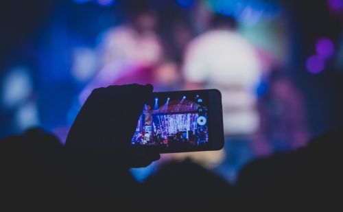 Megjött a mesterséges intelligencia, ami a videókat is átszínezi
