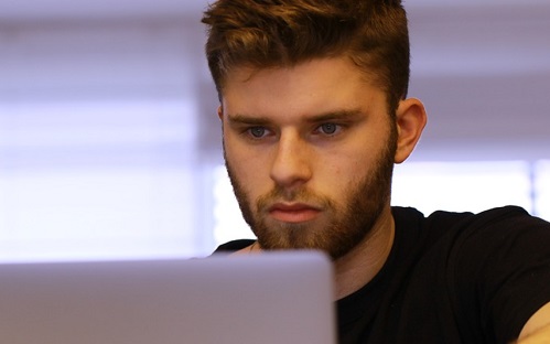 Mesterséges intelligenciát vet be a LinkedIn a tökéletes személyek megtalálásához