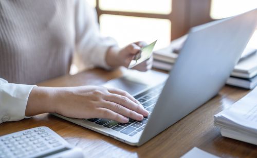 Vége a kulcsszavak uralmának: jönnek a promptokra optimalizált webáruházak
