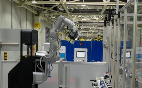 Már dolgozik az első megtestesült intelligens humanoid robot egy kínai gyárban